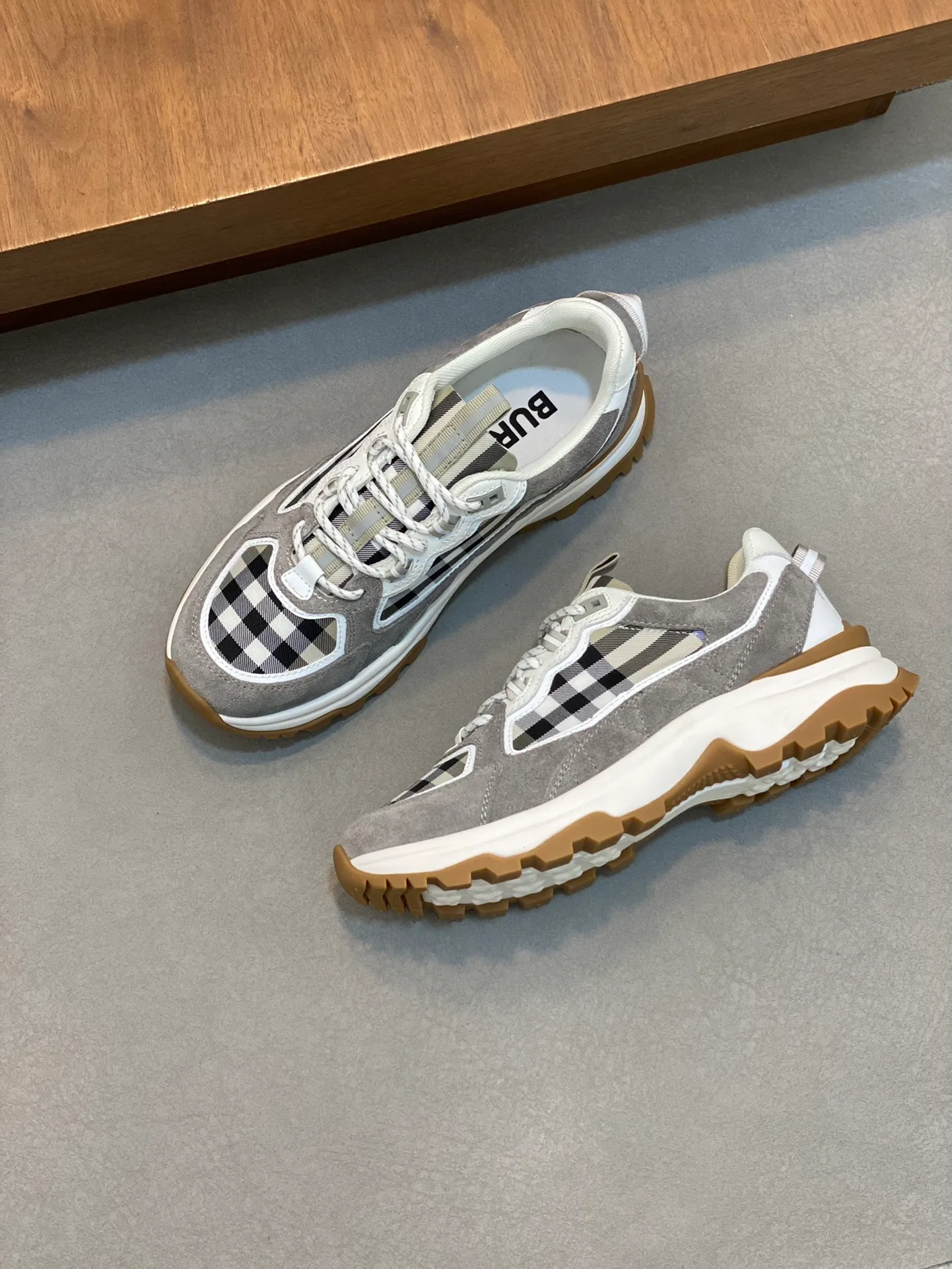 💰660 Burberry 2024🆕Ss men's classic low-cut thick-soled sneakers, made of first-grain cowhide and decorated with the new brand logo. First-layer cowhide foot pads, heel decorated with Burberry letter embossed logo, T men's men's shoes 💰U original outsole! Size: 39-44 (customized at 38.45)